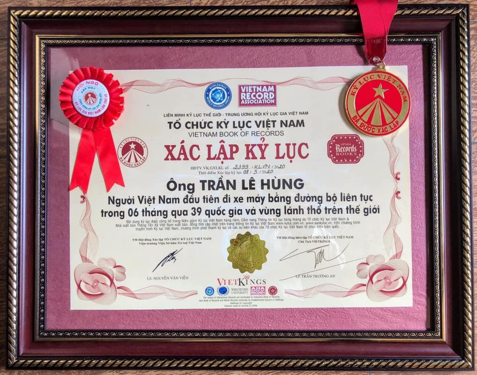 Ông Hùng từng lập kỷ lục "Người Việt Nam đầu tiên đi xe máy bằng đường bộ liên tục 6 tháng qua 39 quốc gia và vùng lãnh thổ trên thế giới”.