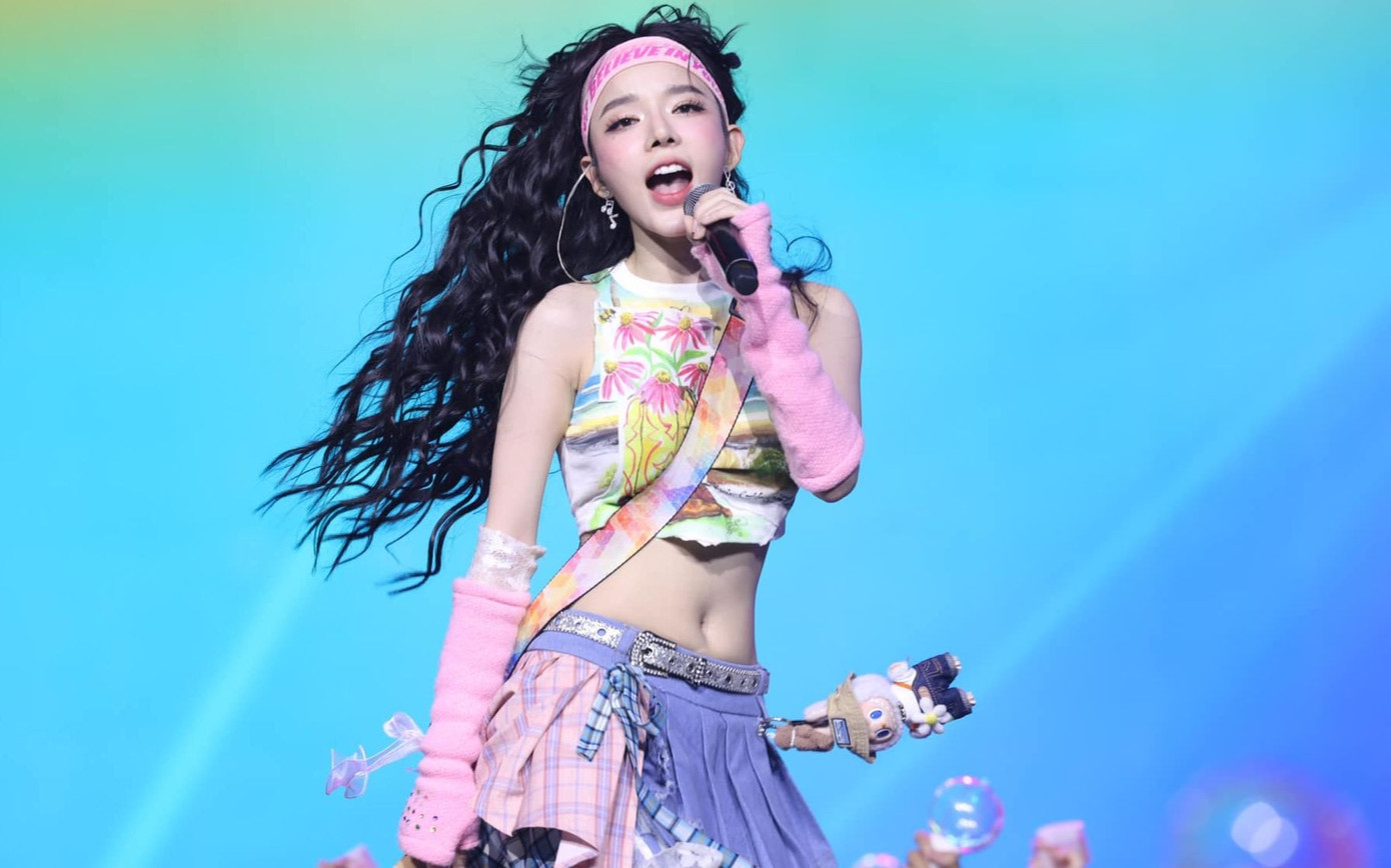 LyLy hát Hương đêm bay xa tại Our song Vietnam.