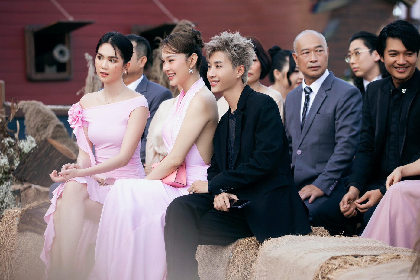 Tại tiệc cưới của Diệu Nhi - Anh Tú, Minh Hằng tiếp tục gây chú ý khi diện trang phục cổ yếm khoe bờ lưng cùng eo thon. Từ ngày kết hôn, nữ diễn viên ngày càng nhuận sắc và thường xuyên gây chú ý với phong cách gợi cảm. Tại tiệc cưới của Diệu Nhi - Anh Tú, Minh Hằng tiếp tục gây chú ý khi diện trang phục cổ yếm khoe bờ lưng cùng eo thon. Từ ngày kết hôn, nữ diễn viên ngày càng nhuận sắc và thường xuyên gây chú ý với phong cách gợi cảm.