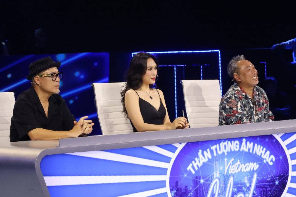 Huy Tuấn, Mỹ Tâm và đạo diễn Nguyễn Quang Dũng trên ghế nóng Vietnam Idol. Huy Tuấn, Mỹ Tâm và đạo diễn Nguyễn Quang Dũng trên ghế nóng Vietnam Idol.