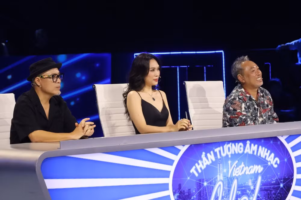 Huy Tuấn, Mỹ Tâm và đạo diễn Nguyễn Quang Dũng trên ghế nóng Vietnam Idol. Huy Tuấn, Mỹ Tâm và đạo diễn Nguyễn Quang Dũng trên ghế nóng Vietnam Idol.