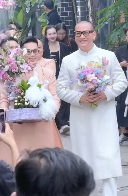 Nhiếp ảnh gia Nguyễn Long và dàn rể phụ trong lễ vu quy.