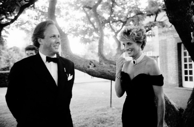 Chuyên gia hoàng gia Graydon Carter trong bức ảnh chụp cùng cố Công nương Diana. Chuyên gia hoàng gia Graydon Carter trong bức ảnh chụp cùng cố Công nương Diana.