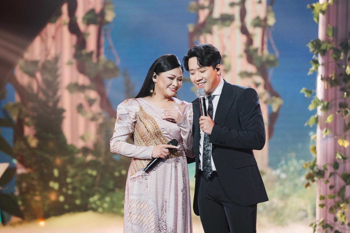 Đêm nhạc còn có sự xuất hiện của Trấn Thành. Tạm gác lại vai trò MC, diễn viên, Trấn Thành là khách mời đặc biệt của show với các nhạc phẩm Màu mắt nhung, Bài không tên cuối cùng, Khi đã yêu. "Chỉ vì câu nói 'Chị muốn nghe em hát' mà tôi gạt bỏ mọi hoài nghi về bản thân và xuất hiện đầy tự tin ở vai trò ca sĩ", Trấn Thành chia sẻ.