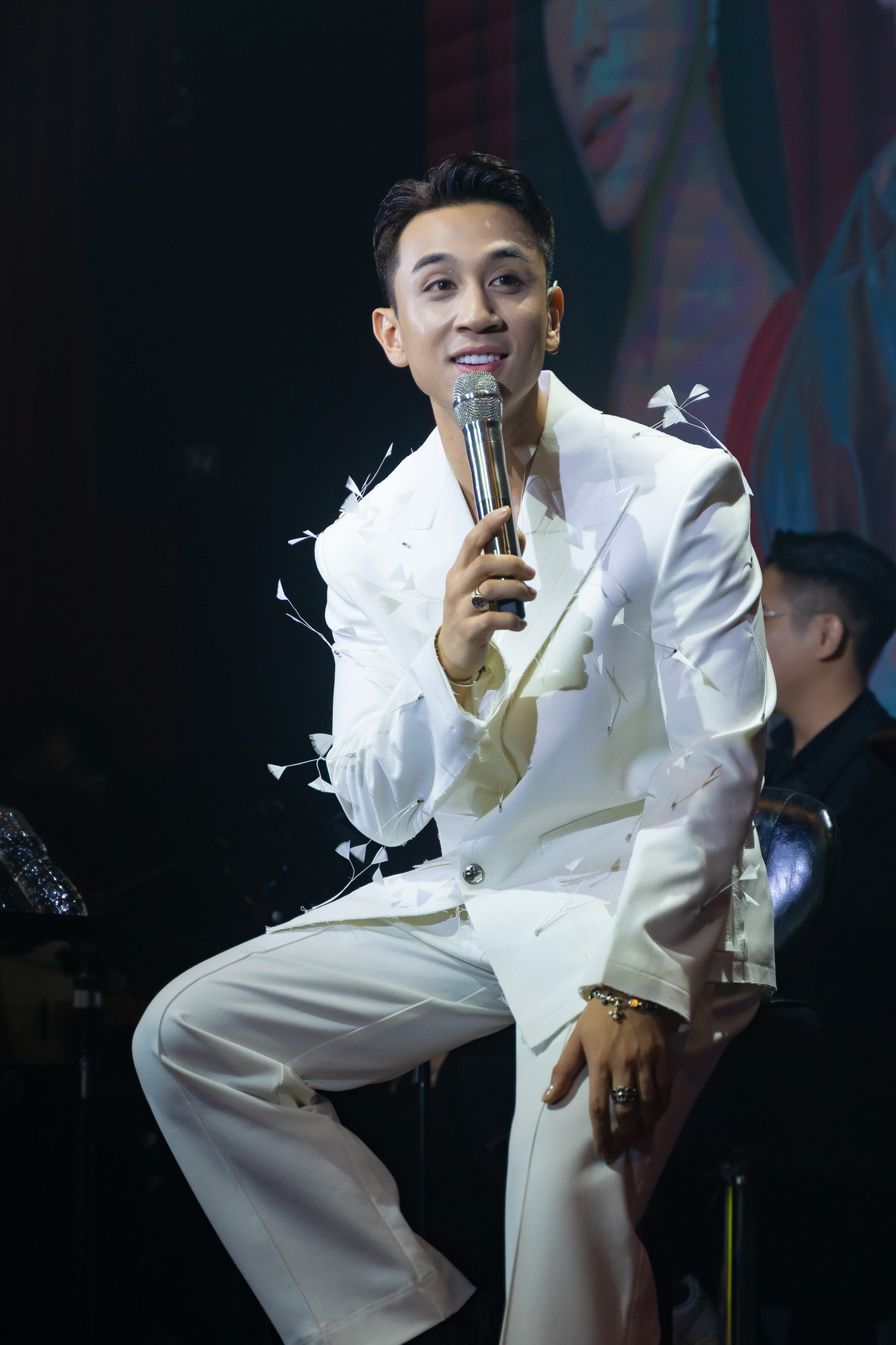 Dương Edward bị loại khỏi chương trình The Masked Singer khá sớm. Sau chương trình, anh xuất hiện ở các sân khấu biểu diễn, phòng trà. Tối 29/10, anh có buổi diễn tại phòng trà Bến Thành cùng quán quân Vũ Thảo My, ca sĩ Phượng Vũ sau khi cả ba đều bị loại khỏi Ca sĩ mặt nạ. "Tôi may mắn vì công việc có phần rôm rả. Tôi trân quý tình cảm khán giả dành cho mình. Sắp tới, tôi đáp lại tình cảm của khán giả bằng sản phẩm âm nhạc chất lượng", Kỳ Lân Lãng Tử của Ca sĩ mặt nạ nói. Dương Edward bị loại khỏi chương trình The Masked Singer khá sớm. Sau chương trình, anh xuất hiện ở các sân khấu biểu diễn, phòng trà. Tối 29/10, anh có buổi diễn tại phòng trà Bến Thành cùng quán quân Vũ Thảo My, ca sĩ Phượng Vũ sau khi cả ba đều bị loại khỏi Ca sĩ mặt nạ. "Tôi may mắn vì công việc có phần rôm rả. Tôi trân quý tình cảm khán giả dành cho mình. Sắp tới, tôi đáp lại tình cảm của khán giả bằng sản phẩm âm nhạc chất lượng", Kỳ Lân Lãng Tử của Ca sĩ mặt nạ nói.