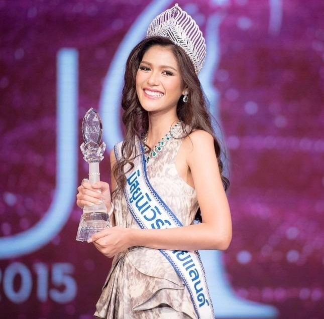 Năm 2015, Nat đại diện Thái Lan dự thi Miss Universe được tổ chức ở Las Vegas, Mỹ. Tại đây, cô "đánh bại" người bạn chung phòng đến từ Việt Nam là Phạm Hương, giành suất vào Top 10 chung cuộc, đồng thời ẵm giải trang phục truyền thống đẹp nhất. Ảnh: @potter_natt.