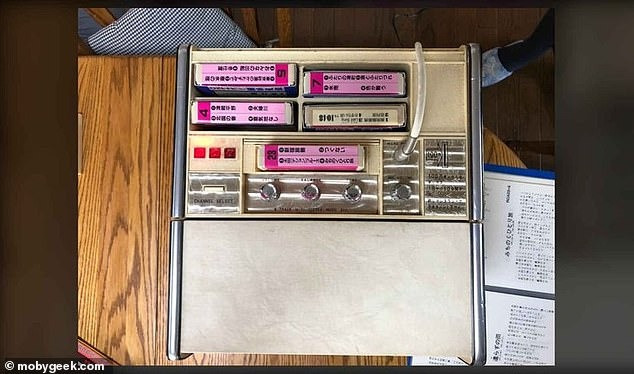 Chiếc máy karaoke thô sơ đầu tiên trên thế giới.