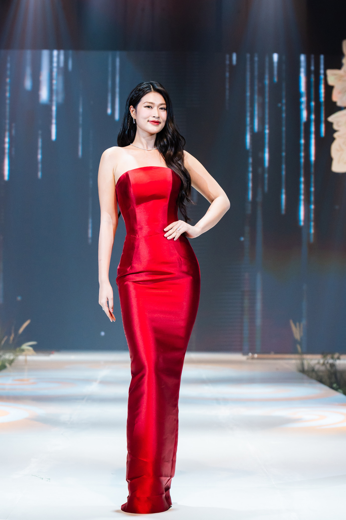 Thiết kế cúp ngực đỏ rực giúp Thiên Ân nổi bật khi trình diễn cùng dàn hoa hậu. Trang phục ôm sát giúp Top 20 Miss Grand International 2022 khoe trọn lợi thế vòng eo thon.