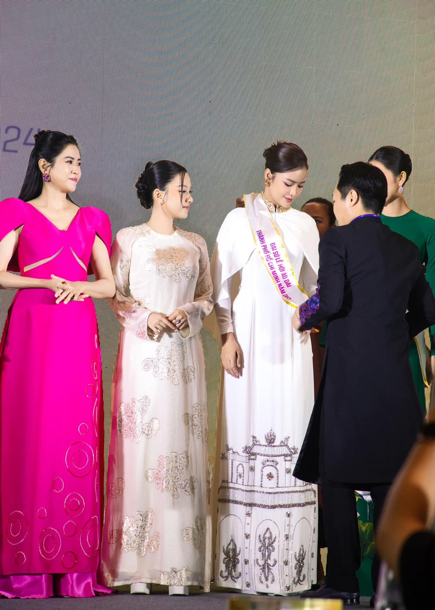 MC Quỳnh Hoa, diễn viên Băng Di và Hoa hậu Ngọc Châu nhận sash đại sứ Lễ hội áo dài TPHCM 2024 từ ban tổ chức chương trình.