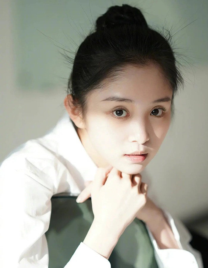 Trương Nghệ Mưu lăng xê ba "Mưu nữ lang" mới trong Mãn giang hồng. Trương Nghệ Mưu lăng xê ba "Mưu nữ lang" mới trong Mãn giang hồng.