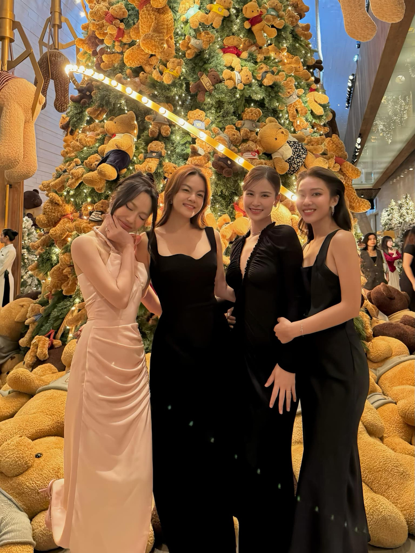 Diệu Nhi mặc váy hồng pastel khi đến dự tiệc cưới của Diễm My 9X. Nữ chính Trên bàn nhậu, dưới bàn mưu check in cùng hội bạn Phạm Quỳnh Anh, Đông Nhi, Khả Ngân.