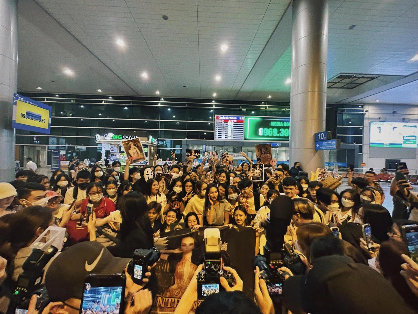 Nguyễn Thúc Thùy Tiên được vây kín ngày trở lại.