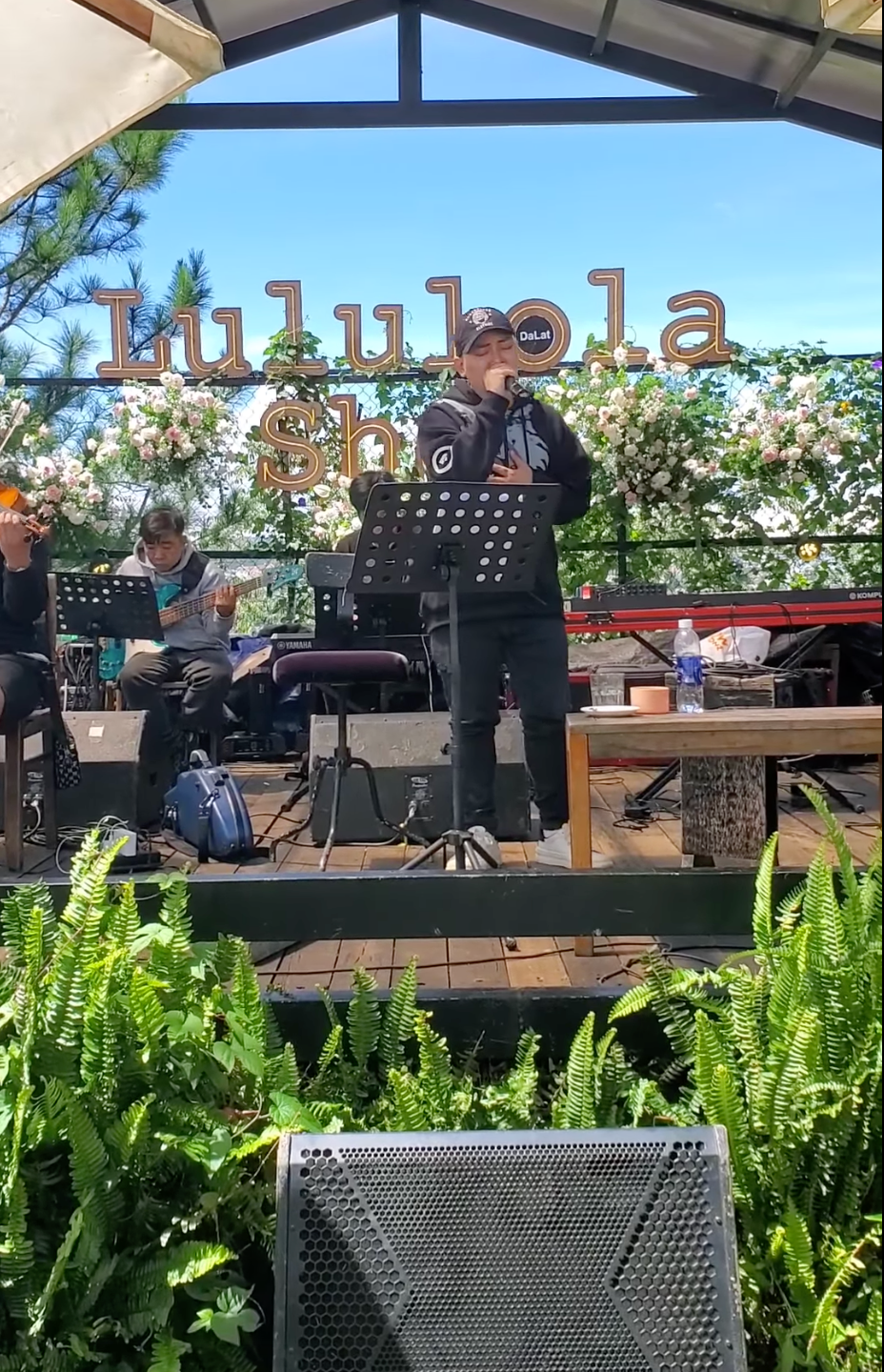 Hoài Lâm trong buổi sáng tập luyện và trên sân khấu tối 15/10. Ảnh: Lululola Show, FB FC Hoài Lâm.