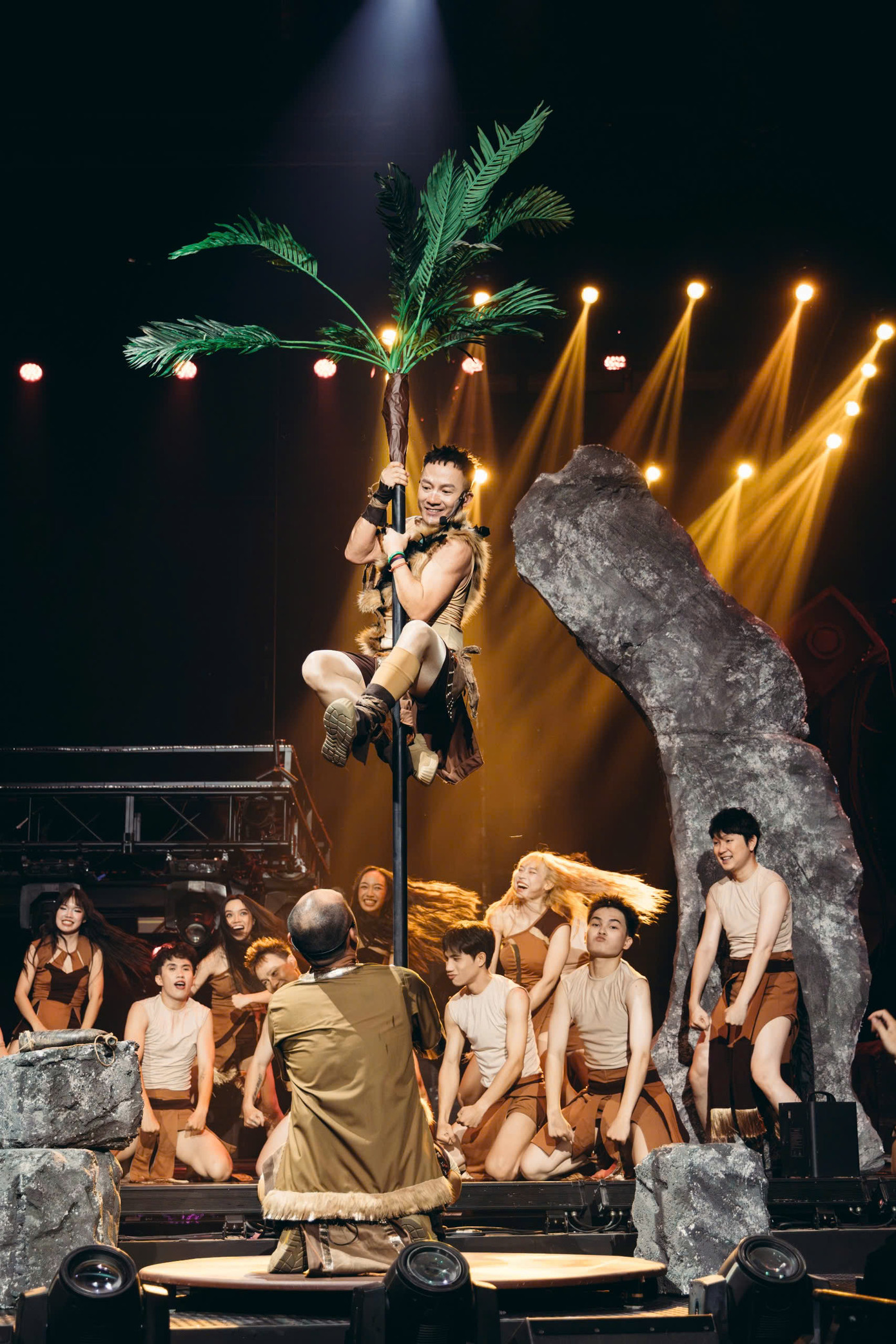 Nhà Thiếu Nhi nỗ lực múa cột, quảng bá cơm tấm.