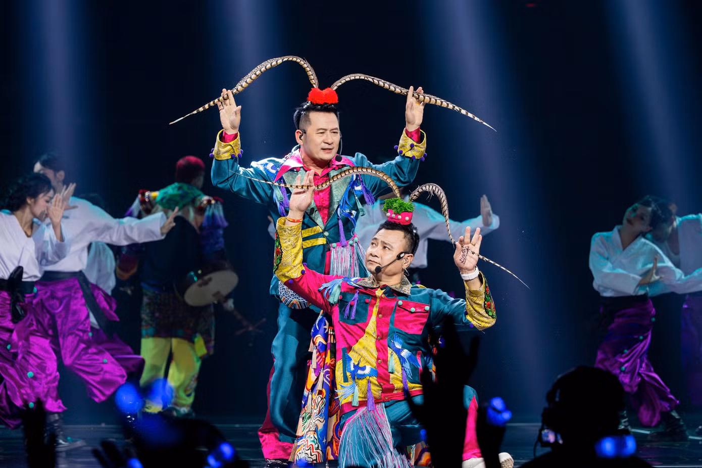 Sự kết hợp ấn tượng của NSND Tự Long và Bằng Kiều tại show Anh trai. Sự kết hợp ấn tượng của NSND Tự Long và Bằng Kiều tại show Anh trai.