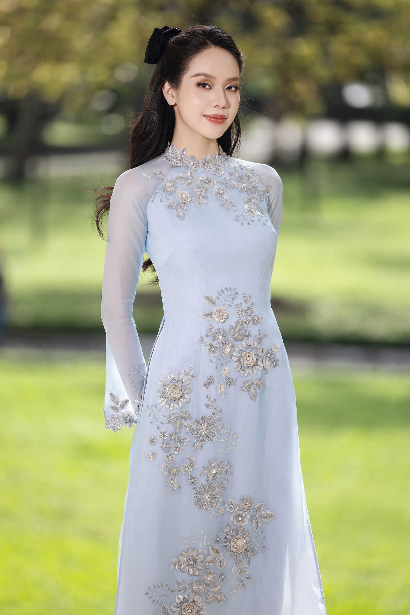 Thanh Thủy diện áo dài sớm, chụp bộ ảnh đón Tết.