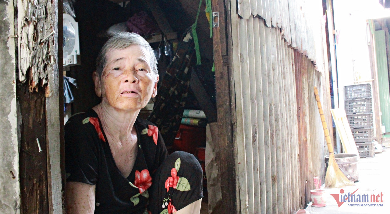 Bà Huỳnh Thị Hoa (72 tuổi) ngồi trước phòng trọ, tránh cái nóng hầm hập từ mái tôn. Ảnh: Ngọc Lài Bà Huỳnh Thị Hoa (72 tuổi) ngồi trước phòng trọ, tránh cái nóng hầm hập từ mái tôn. Ảnh: Ngọc Lài
