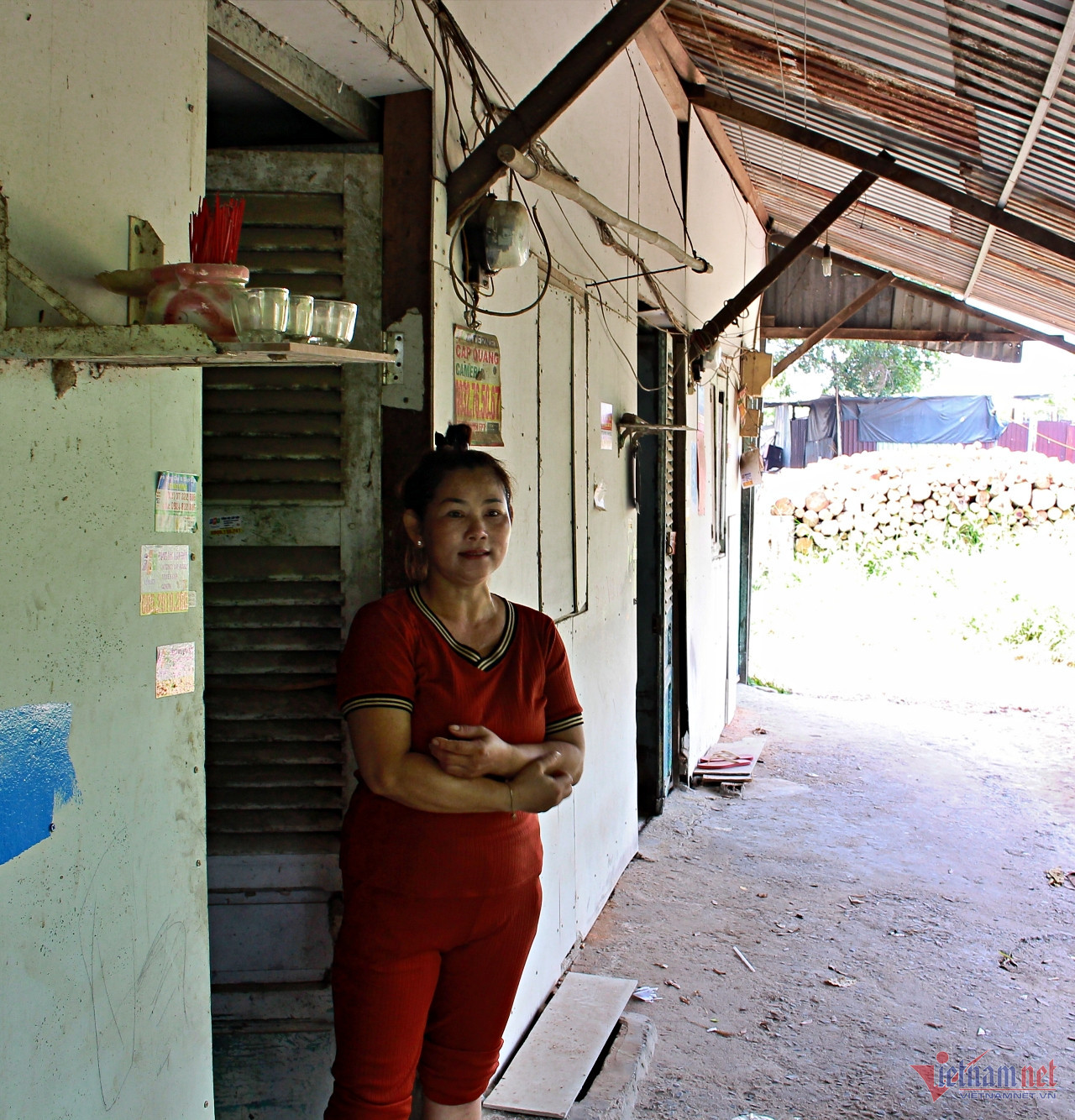 Bà Bích áo ướt đẫm mồ hôi khi trở về phòng trọ được lợp bằng tôn cũ vào giờ nắng gắt. Ảnh: Hà Nguyễn. Bà Bích áo ướt đẫm mồ hôi khi trở về phòng trọ được lợp bằng tôn cũ vào giờ nắng gắt. Ảnh: Hà Nguyễn.