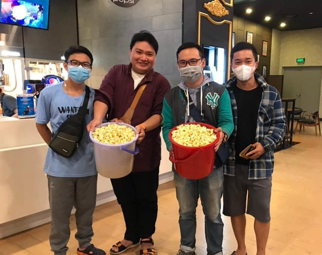 Phía Lotte Cinema mong khán giả đến rạp lấy bắp tiết kiệm, đủ dùng và tránh lãng phí thức ăn. Phía Lotte Cinema mong khán giả đến rạp lấy bắp tiết kiệm, đủ dùng và tránh lãng phí thức ăn.