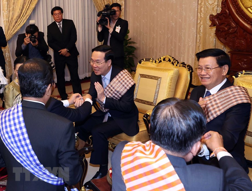 Nghi thức buộc chỉ cổ tay cầu may cho Chủ tịch nước Võ Văn Thưởng và Tổng Bí thư, Chủ tịch nước Lào Thongloun Sisoulith nhân dịp Tết cổ truyền Bunpimay của Lào. (Ảnh: Thống Nhất/TTXVN) Nghi thức buộc chỉ cổ tay cầu may cho Chủ tịch nước Võ Văn Thưởng và Tổng Bí thư, Chủ tịch nước Lào Thongloun Sisoulith nhân dịp Tết cổ truyền Bunpimay của Lào. (Ảnh: Thống Nhất/TTXVN)