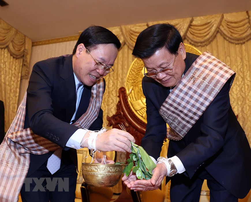 Chủ tịch nước Võ Văn Thưởng và Tổng Bí thư, Chủ tịch nước Lào Thongloun Sisoulith tại lễ buộc chỉ cổ tay cầu may nhân dịp Tết cổ truyền Bunpimay của Lào. (Ảnh: Thống Nhất/TTXVN) Chủ tịch nước Võ Văn Thưởng và Tổng Bí thư, Chủ tịch nước Lào Thongloun Sisoulith tại lễ buộc chỉ cổ tay cầu may nhân dịp Tết cổ truyền Bunpimay của Lào. (Ảnh: Thống Nhất/TTXVN)