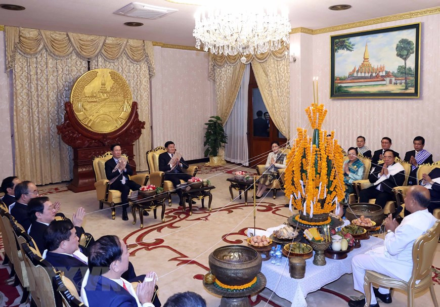 Chủ tịch nước Võ Văn Thưởng và Tổng Bí thư, Chủ tịch nước Lào Thongloun Sisoulith cùng đại biểu hai nước tại Lễ buộc chỉ cổ tay cầu may nhân dịp Tết cổ truyền Bunpimay của Lào. (Ảnh: Thống Nhất/TTXVN) Chủ tịch nước Võ Văn Thưởng và Tổng Bí thư, Chủ tịch nước Lào Thongloun Sisoulith cùng đại biểu hai nước tại Lễ buộc chỉ cổ tay cầu may nhân dịp Tết cổ truyền Bunpimay của Lào. (Ảnh: Thống Nhất/TTXVN)