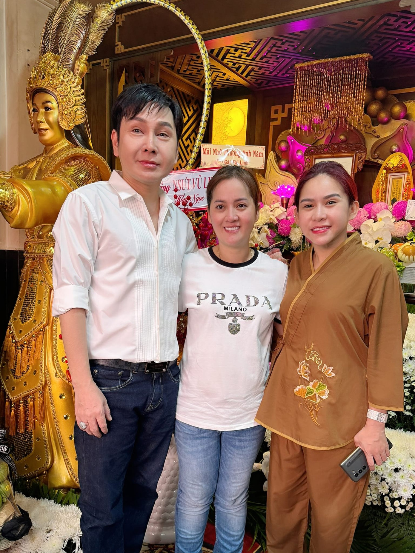 Vũ Luân, Hồng Loan và Bình Tinh trong ngày giỗ NSƯT Vũ Linh. Vũ Luân, Hồng Loan và Bình Tinh trong ngày giỗ NSƯT Vũ Linh.