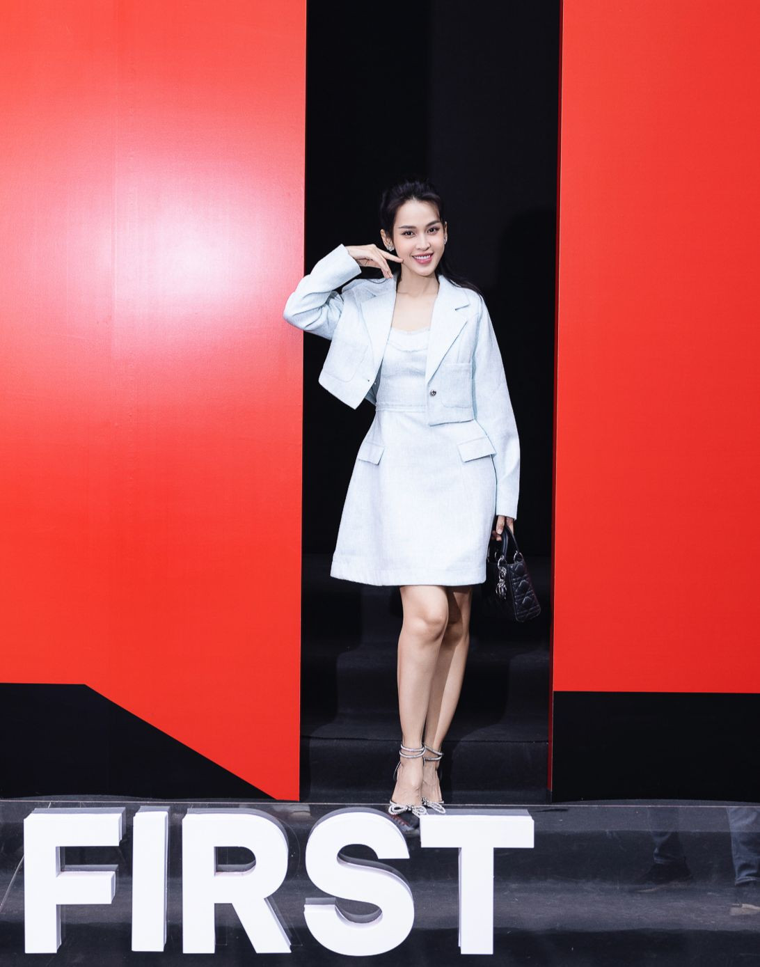 Chị đẹp Tú Vi dự thảm đỏ giữa lúc bận rộn tập luyện, chuẩn bị cho Công diễn 5 sau khi &quot;hồi sinh&quot; cùng Nguyên Hà, Quỳnh Nga, Thanh Ngọc, Hương Ly, Đoan Trang và Hà Kino. Diễn viên sinh năm 1986 chọn phong cách thanh lịch khi tham gia sự kiện.