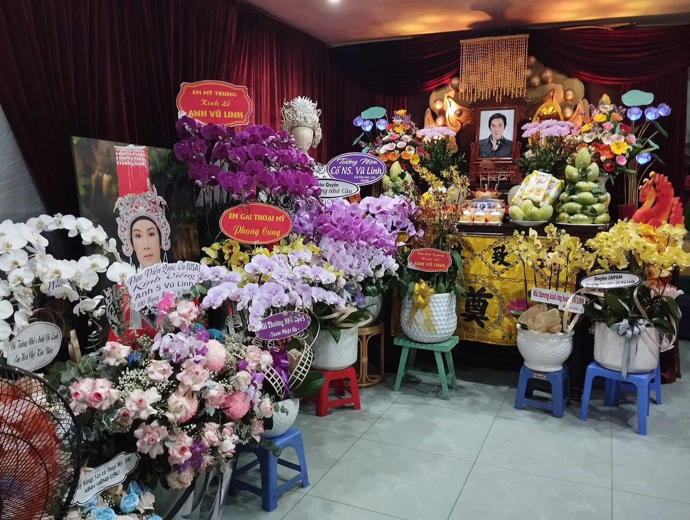 Khán giả, nghệ sĩ gửi hoa và vật cúng đến viếng 100 ngày mất Vũ Linh. Khán giả, nghệ sĩ gửi hoa và vật cúng đến viếng 100 ngày mất Vũ Linh.