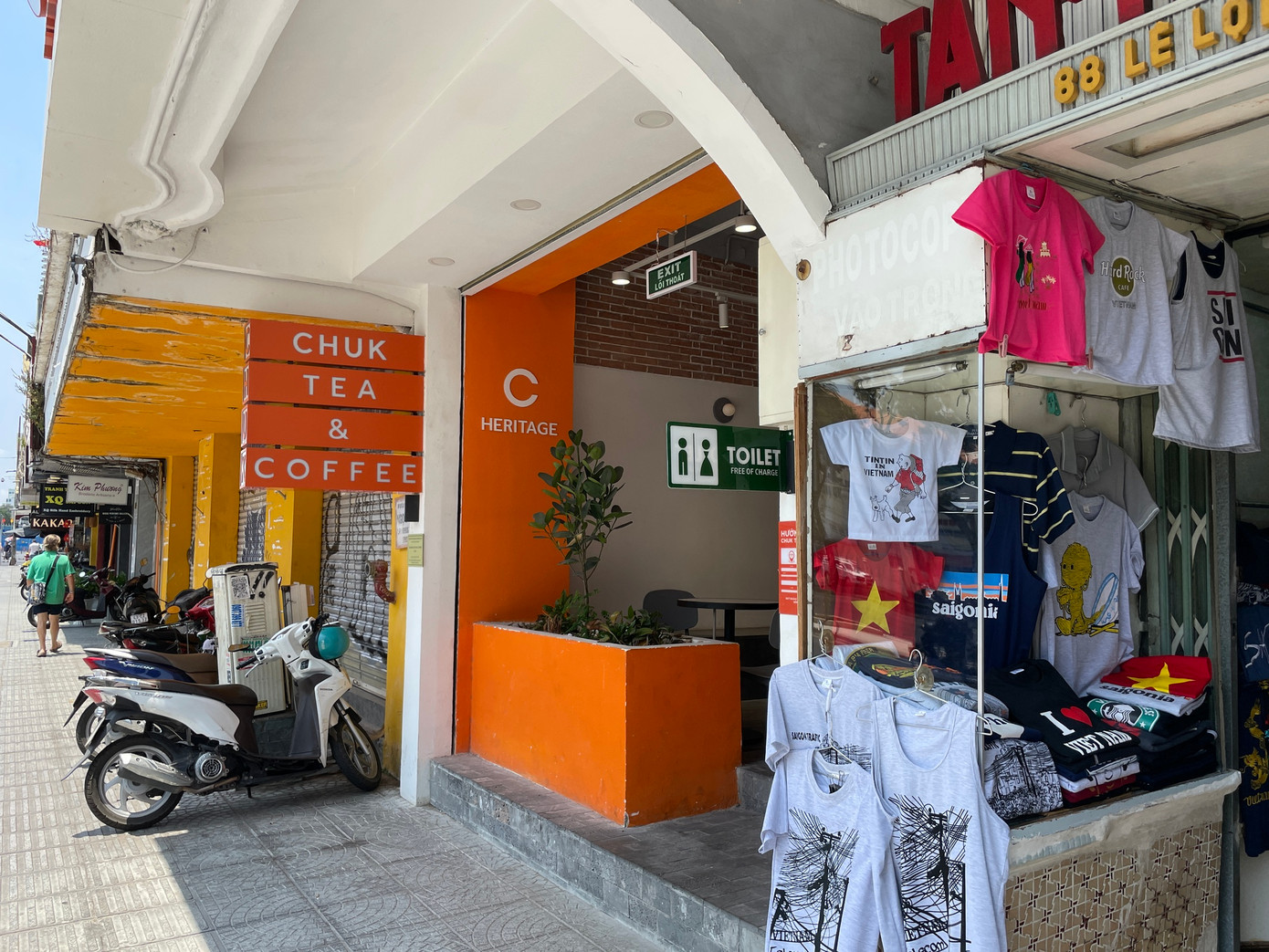 Chỉ vài cửa hàng nhỏ lẻ lọt thỏm vào một loạt mặt bằng đang bỏ trống. Ghi nhận cũng cho thấy, lượng khách ra vào các quán cà phê, quán ăn không quá cao, kể cả cao điểm chiều tối.