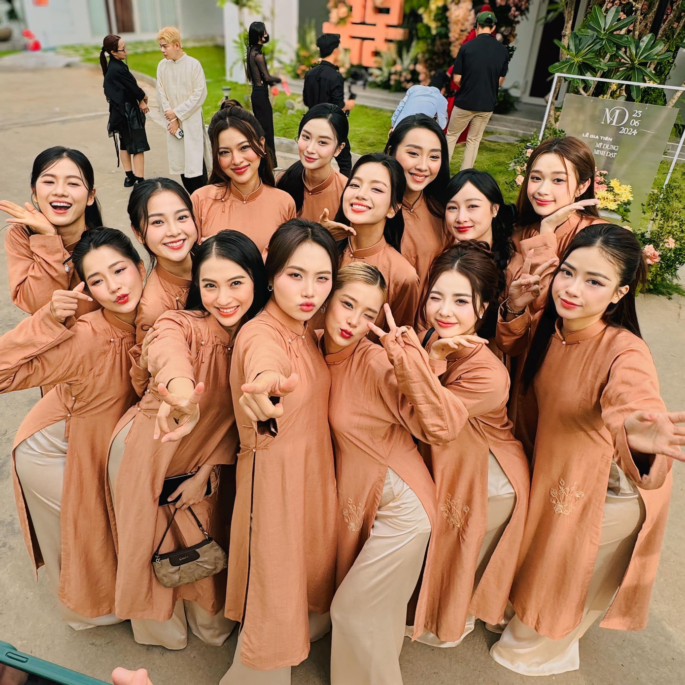 Đội hình nhà gái gồm những gương mặt nổi tiếng như Dương Hoàng Yến, Oanh Kiều, Jun Vũ. Tam Triều Dâng, Phương Mỹ Chi, Hoàng Yến Chibi... Dàn phù dâu tạo dáng chuẩn khi bước vào tiệc cưới chính. Đội hình nhà gái gồm những gương mặt nổi tiếng như Dương Hoàng Yến, Oanh Kiều, Jun Vũ. Tam Triều Dâng, Phương Mỹ Chi, Hoàng Yến Chibi... Dàn phù dâu tạo dáng chuẩn khi bước vào tiệc cưới chính.