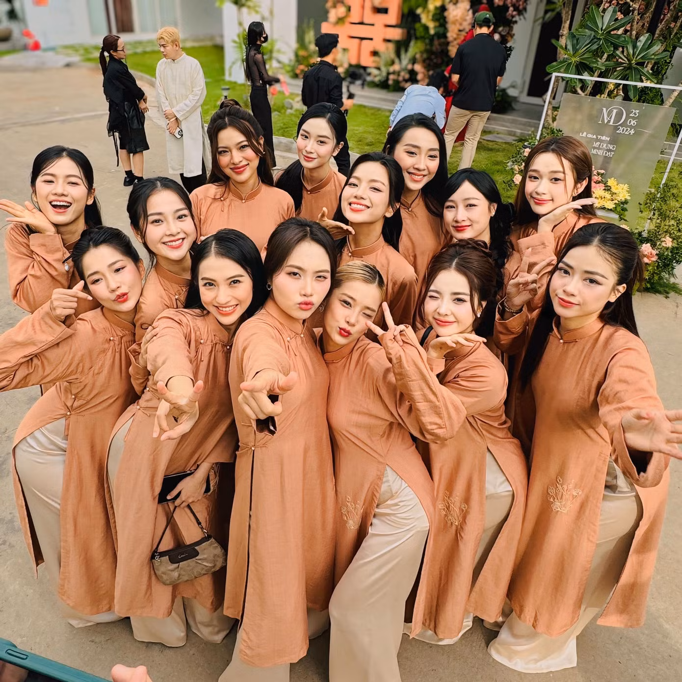 Đội hình nhà gái gồm những gương mặt nổi tiếng như Dương Hoàng Yến, Oanh Kiều, Jun Vũ. Tam Triều Dâng, Phương Mỹ Chi, Hoàng Yến Chibi... Dàn phù dâu tạo dáng chuẩn khi bước vào tiệc cưới chính.