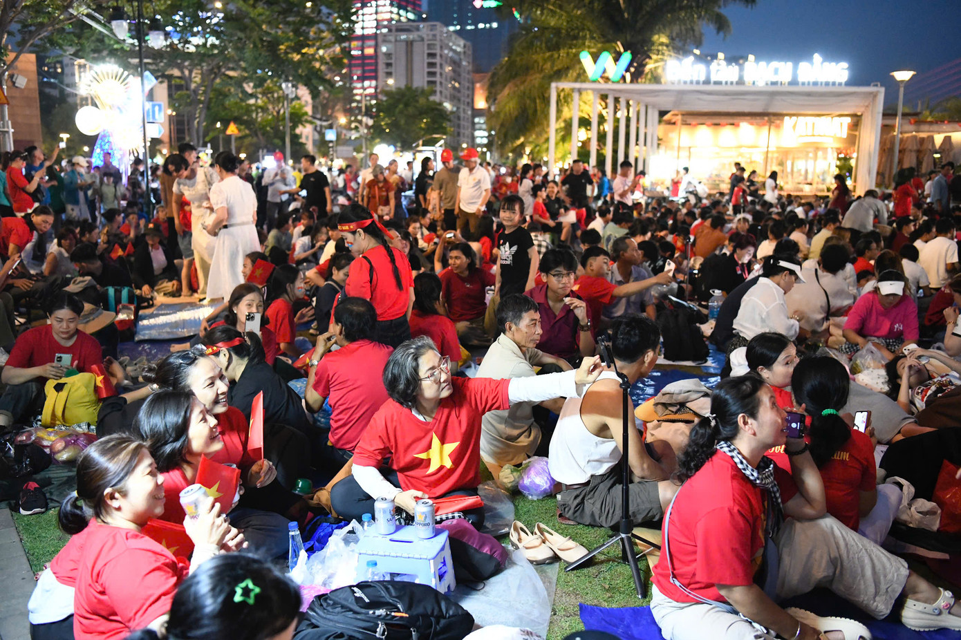 Phần lớn khu vực này kín chỗ, không thể chen chân. Người dân chuẩn bị bạt, lương thực, dụng cụ chụp ảnh cần thiết cho lễ diễu binh, diễu hành và bắn đại bác hoành tráng diễn ra sáng 30/4.