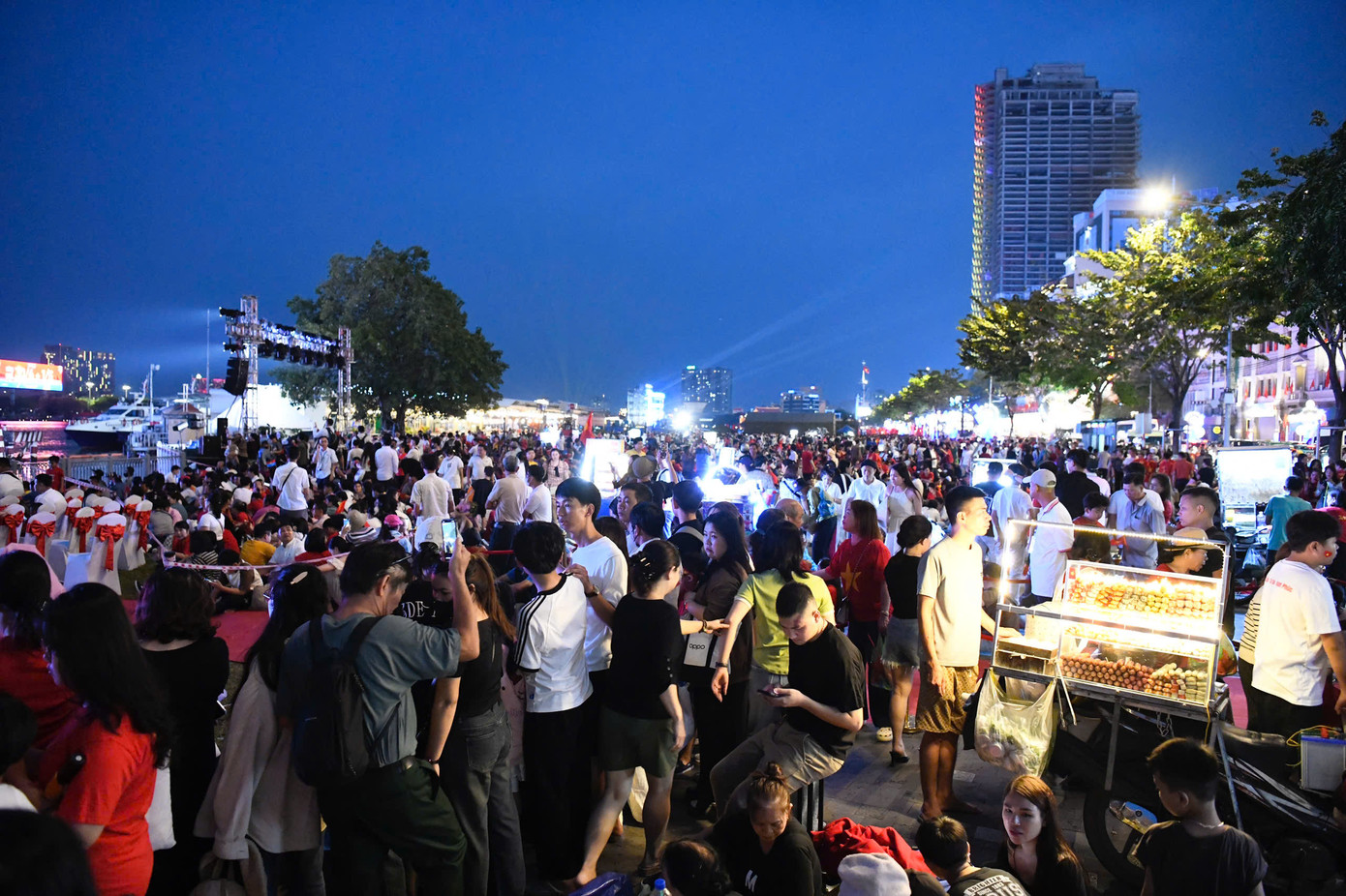 Dịch vụ ăn uống nở rộ phục vụ người dân thức xuyên đêm chờ đến lễ diễu binh.