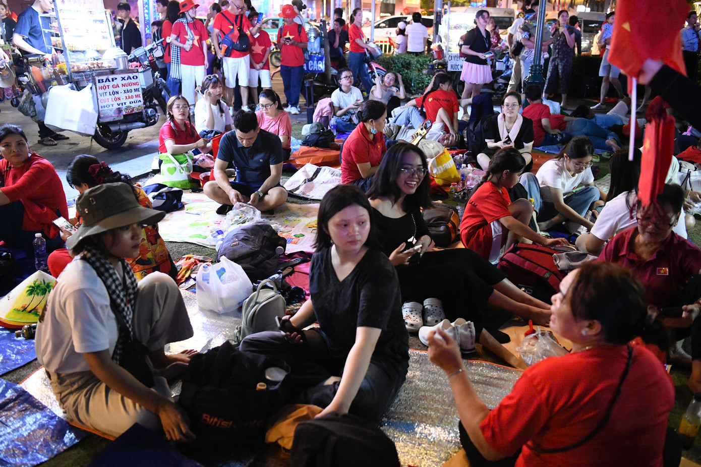 Tính đến 19h, dòng người đổ về khu vực bến Bạch Đằng, đoạn Công trường Mê Linh, hướng nhìn ra sông Sài Gòn ngày càng đông đúc.