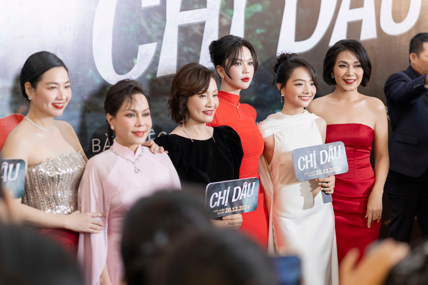 Dàn diễn viên quen mặt gồm Lê Khánh, Việt Hương, Hồng Đào, Ngọc Trinh và Đinh Y Nhung trong buổi giới thiệu Chị dâu. Dàn diễn viên quen mặt gồm Lê Khánh, Việt Hương, Hồng Đào, Ngọc Trinh và Đinh Y Nhung trong buổi giới thiệu Chị dâu.