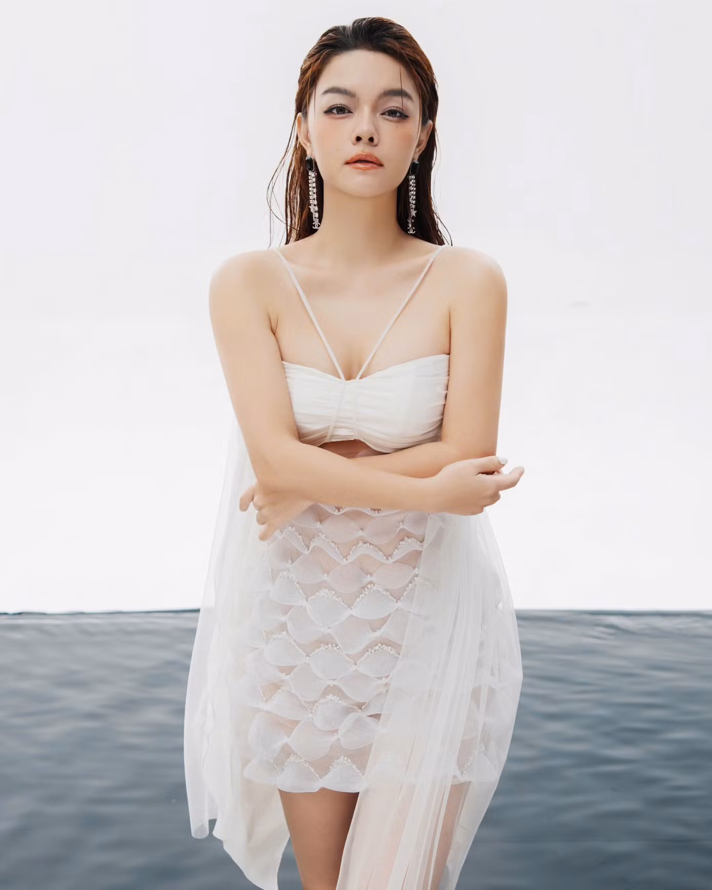 Phạm Quỳnh Anh chia sẻ cô tham gia Chị đẹp để tìm cơ hội mới. "Tôi có gia đình, bận chăm con nên lâu nay không dám bứt phá. Tôi suy nghĩ rất lâu trước khi đưa ra quyết định này. Con tôi cũng nghi ngờ khả năng của tôi, thậm chí hỏi tôi có nhảy được không. Tôi vẫn quyết định tham gia để các con học hỏi, noi theo", giọng ca Bụi bay vào mắt nói.