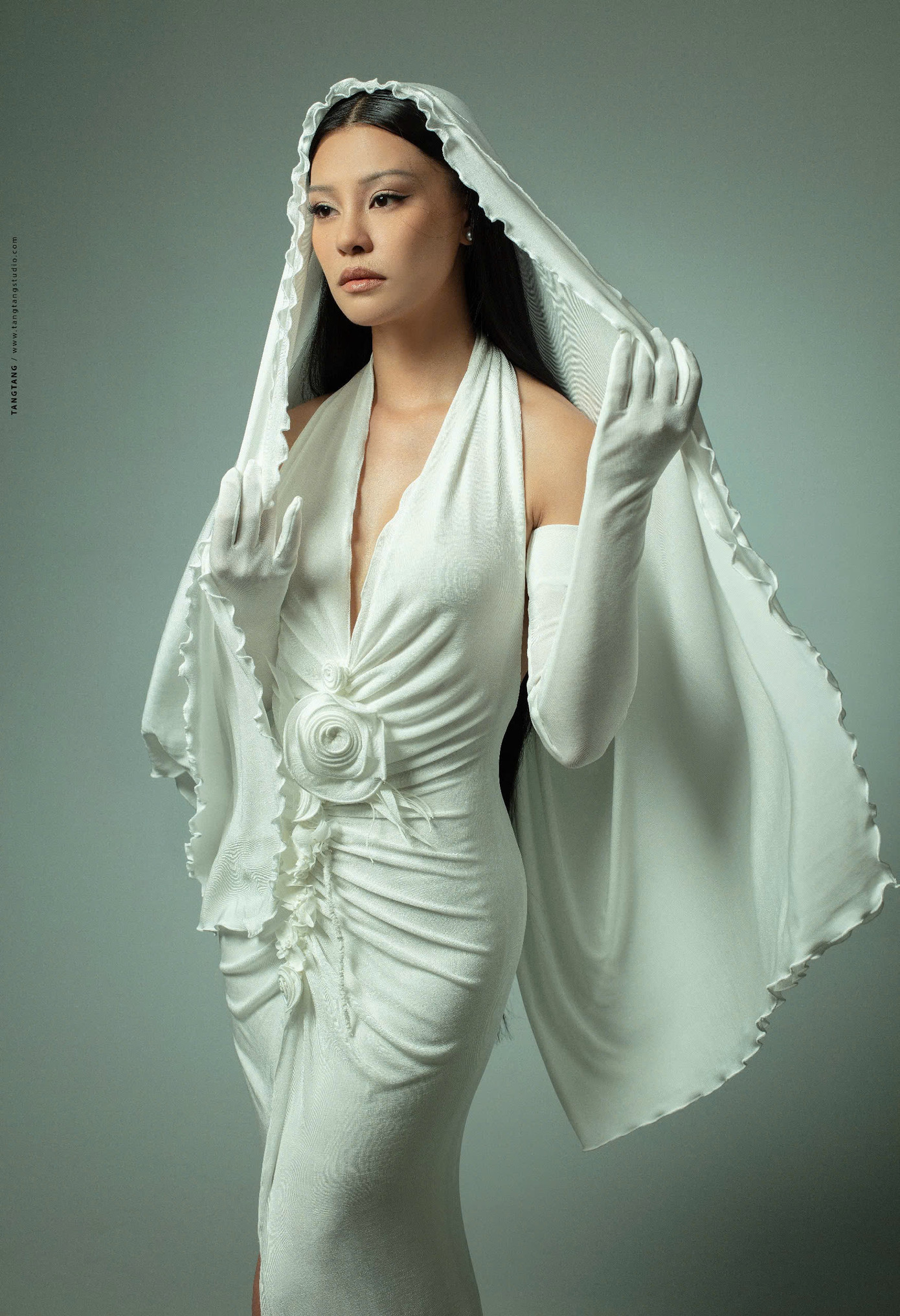 Bùi Lan Hương cho biết nhiều người nghĩ cô là người khép kín, việc cô thi Chị đẹp gây bất ngờ cho đồng nghiệp. Đây cũng là lần đầu giọng ca Ngày chưa giông bão tham gia show thực tế. "Tôi trên 30 tuổi, còn thời gian nào khác để vui nữa đâu nên phải làm liều một lần. Tôi cũng sợ mình xấu trên sóng truyền hình, nhưng tôi tự nhủ mình là người tử tế nên hy vọng mọi người thấy mặt khác của tôi từ cuộc sống đến sân khấu", cô nói thêm. Bùi Lan Hương cho biết nhiều người nghĩ cô là người khép kín, việc cô thi Chị đẹp gây bất ngờ cho đồng nghiệp. Đây cũng là lần đầu giọng ca Ngày chưa giông bão tham gia show thực tế. "Tôi trên 30 tuổi, còn thời gian nào khác để vui nữa đâu nên phải làm liều một lần. Tôi cũng sợ mình xấu trên sóng truyền hình, nhưng tôi tự nhủ mình là người tử tế nên hy vọng mọi người thấy mặt khác của tôi từ cuộc sống đến sân khấu", cô nói thêm.