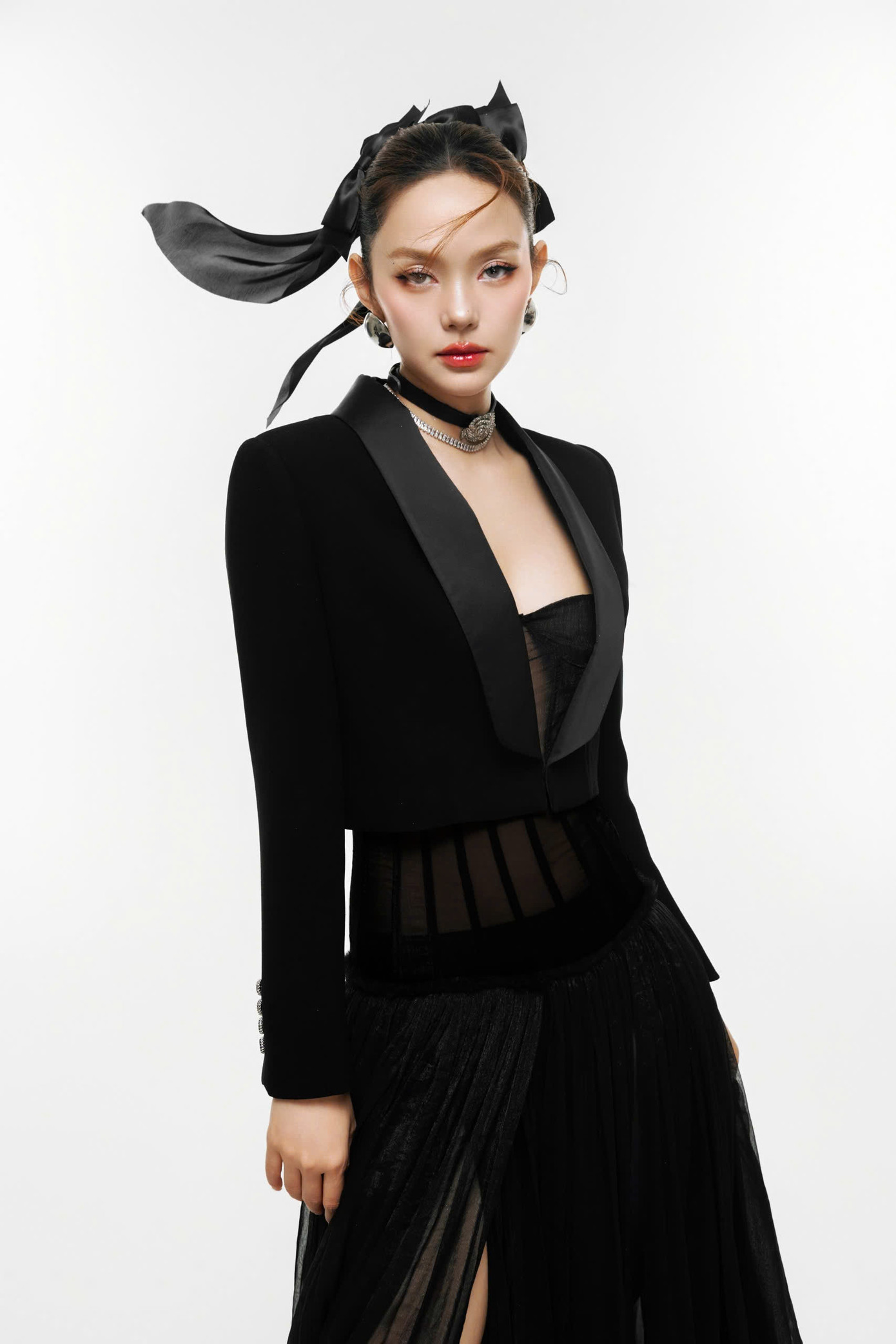 Một trong những cái tên gây chú ý nhất Chị đẹp mùa hai là Minh Hằng. Nữ ca sĩ nói gia đình cô thích xem show Anh trai, riêng bản thân nữ ca sĩ trở lại để được giao lưu với đồng nghiệp sau thời gian làm mẹ. "Trước khi ghi hình, tôi sắp xếp ổn thỏa chuyện gia đình. Tôi nhớ con, nhưng nghĩ đến chuyện con mình sau này thấy mẹ trên truyền hình, được tỏa sáng theo cách riêng, tôi lại càng cố gắng", nữ ca sĩ nói. Một trong những cái tên gây chú ý nhất Chị đẹp mùa hai là Minh Hằng. Nữ ca sĩ nói gia đình cô thích xem show Anh trai, riêng bản thân nữ ca sĩ trở lại để được giao lưu với đồng nghiệp sau thời gian làm mẹ. "Trước khi ghi hình, tôi sắp xếp ổn thỏa chuyện gia đình. Tôi nhớ con, nhưng nghĩ đến chuyện con mình sau này thấy mẹ trên truyền hình, được tỏa sáng theo cách riêng, tôi lại càng cố gắng", nữ ca sĩ nói.