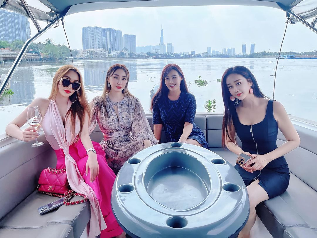 Ham So Won đăng ảnh cùng bạn bè người Hàn Quốc và Việt Nam tại TP.HCM. Ham So Won đăng ảnh cùng bạn bè người Hàn Quốc và Việt Nam tại TP.HCM.