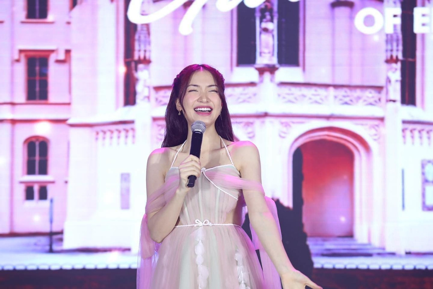 Bộ trang phục khiến Hòa Minzy gặp sự cố trang phục tối 26/3. Bộ trang phục khiến Hòa Minzy gặp sự cố trang phục tối 26/3.