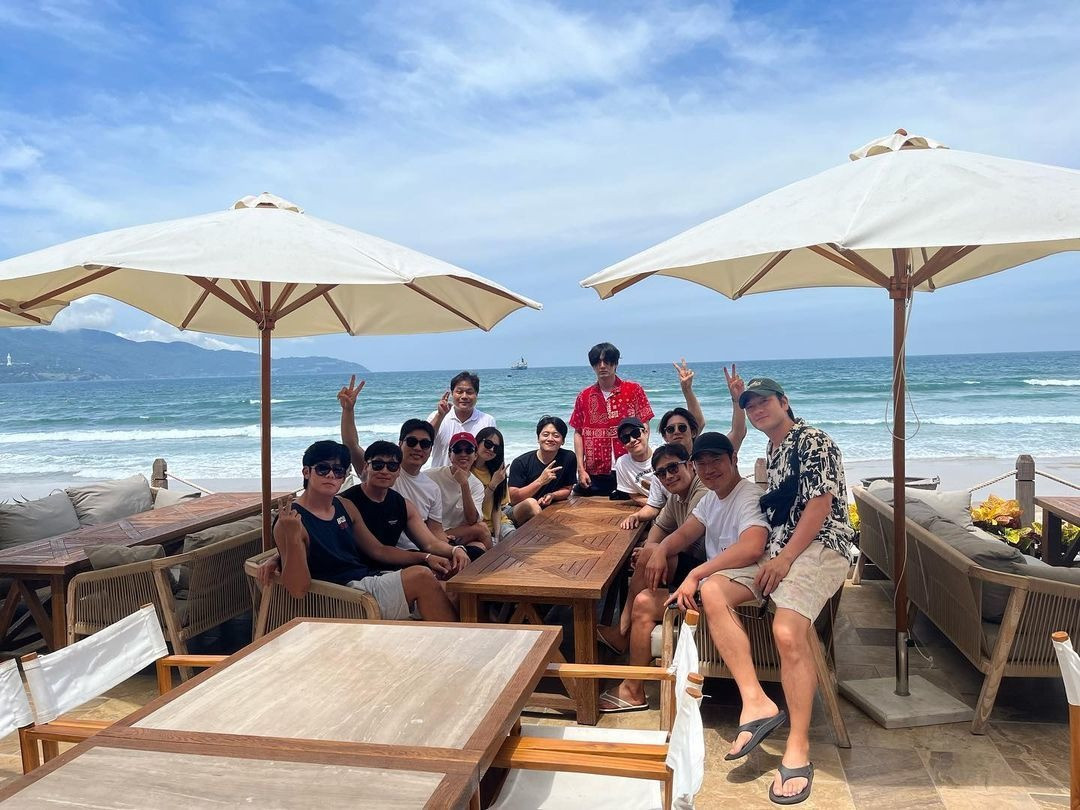 Kỳ nghỉ dài 4 ngày 3 đêm nằm trong chuyến work shop và team building kỷ niệm 17 năm công ty của Lee Byung Hun thành lập. Kỳ nghỉ dài 4 ngày 3 đêm nằm trong chuyến work shop và team building kỷ niệm 17 năm công ty của Lee Byung Hun thành lập.