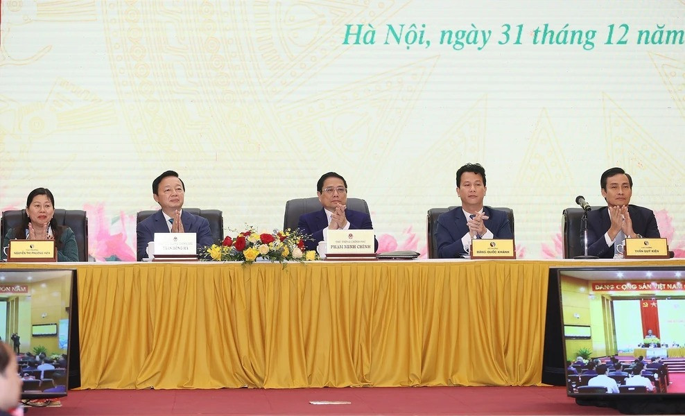 Thủ tướng Phạm Minh Chính, Phó Thủ tướng Trần Hồng Hà cùng lãnh đạo Bộ Tài nguyên và Môi trường chủ trì hội nghị. Ảnh: Dương Giang/TTXVN.