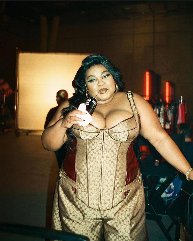 Destiny là tay chơi hàng hiệu đích thực với mẫu áo cúp ngực cùng chân váy đến từ thương hiệu nổi tiếng có tổng giá trị lên đến 5.500 USD (khoảng 130 triệu đồng).