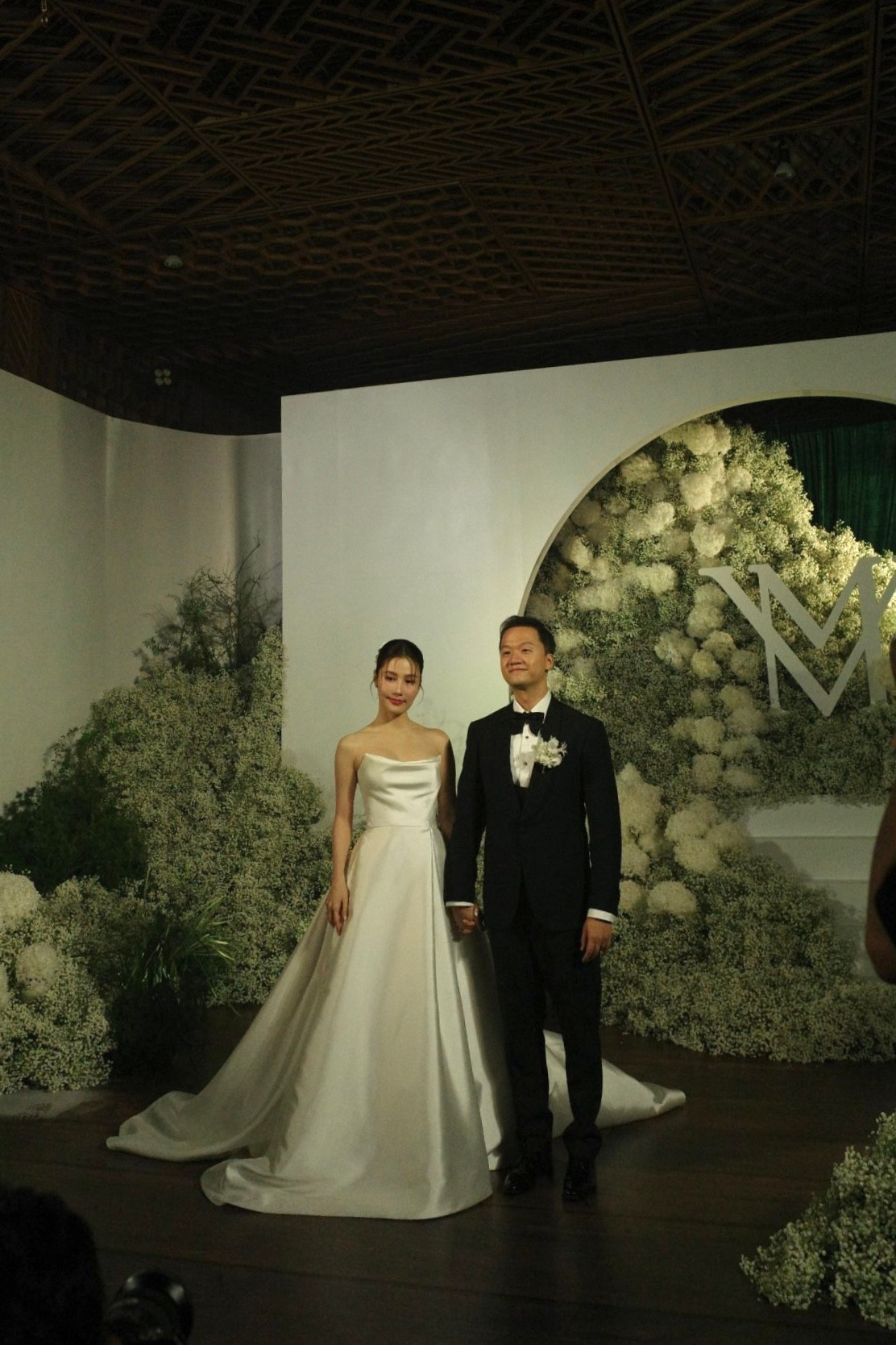 Theo chia sẻ của đại diện Diễm My 9X, lễ cưới của nữ diễn viên sử dụng nhiều hoa tươi màu trắng nhẹ nhàng, không gian sang trọng, tinh tế. Diễm My 9X cùng ông xã tự lên ý tưởng cho tiệc cưới.