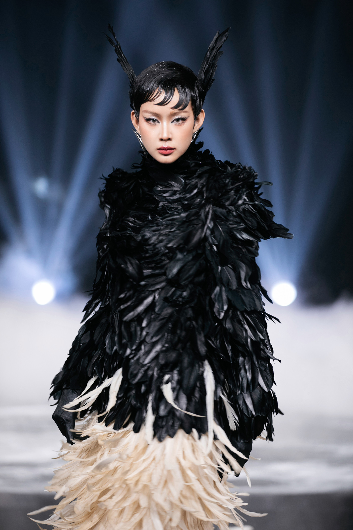 Bảo Ngọc nhận lời khen từ khán giả vì thể hiện được tinh thần của trang phục. Hiệu ứng phun khói kèm thiết kế lông vũ phủ từ đầu đến chân giúp Hoa hậu Liên lục địa 2024 trông ma mị trên sân khấu. Bảo Ngọc nhận lời khen từ khán giả vì thể hiện được tinh thần của trang phục. Hiệu ứng phun khói kèm thiết kế lông vũ phủ từ đầu đến chân giúp Hoa hậu Liên lục địa 2024 trông ma mị trên sân khấu.