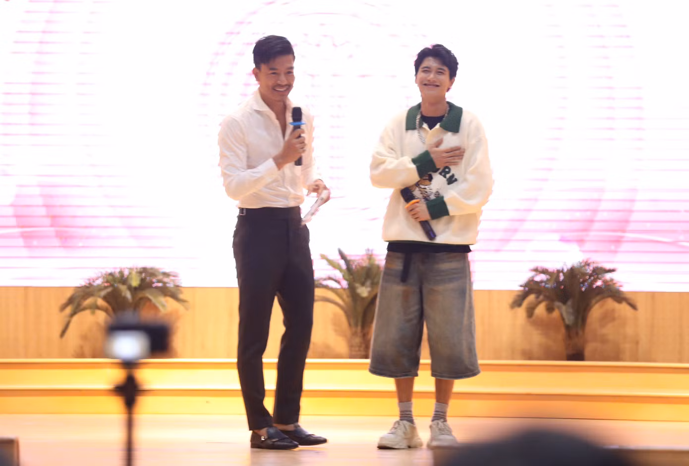 Diễn viên - ca sĩ Avin Lu gửi đến khán giả bản tình ca Bài này dành cho em. Nam ca sĩ gặp vấn đề với beat nhạc, sau đó lấy lại phong độ với phần hát live, chiếm được tình cảm của sinh viên Trường Đại học Ngân hàng.