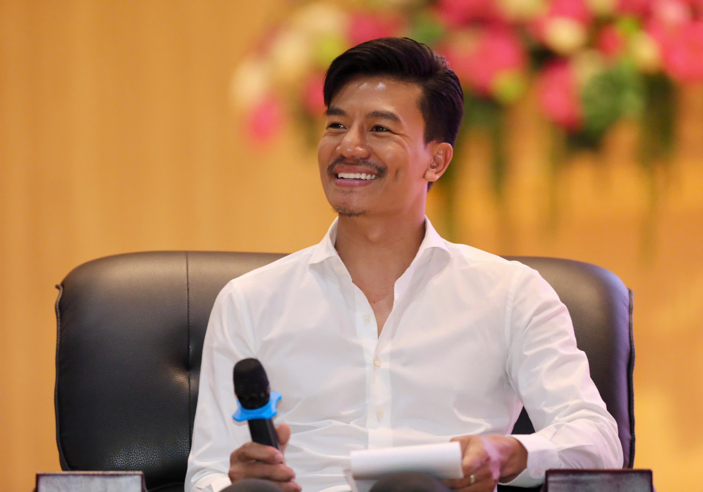 Từng làm MC, giám khảo khách mời ở các cuộc thi hoa hậu, Hiếu Nguyễn gửi lời động viên đến các sinh viên: &quot;Các bạn đừng ngần ngại tham gia cuộc thi sắc đẹp, hãy tự tin vào bản thân và tìm cơ hội tỏa sáng với sân chơi lâu đời, uy tín nhất Việt Nam mang tên Hoa hậu Việt Nam&quot;.