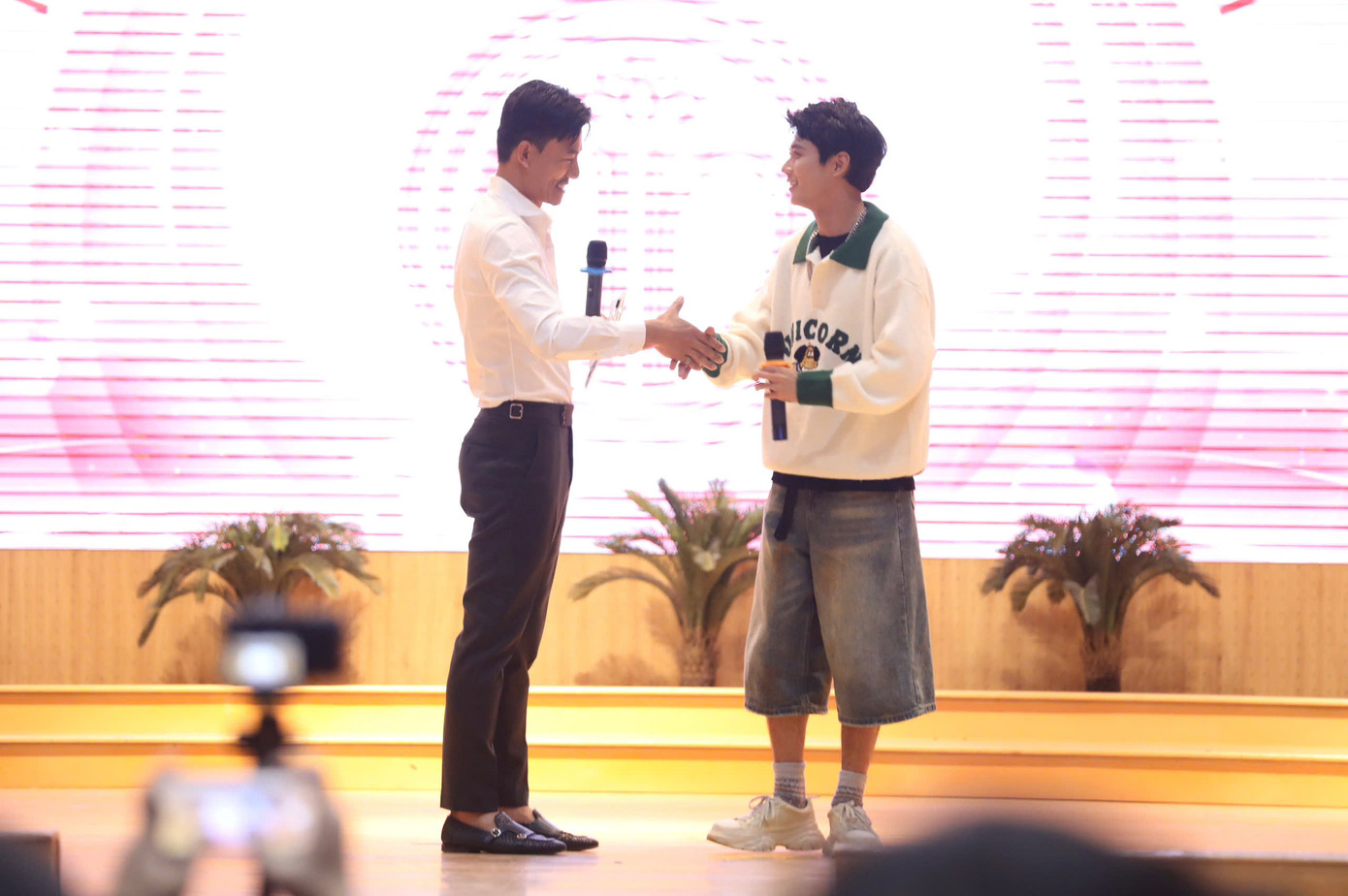 Ở phần giao lưu cùng khán giả, Avin Lu lúng túng khi đứng trước nhiều sinh viên. Hiếu Nguyễn có màn &quot;giải vây&quot; diễn viên Em và Trịnh bằng màn tương tác tự nhiên.