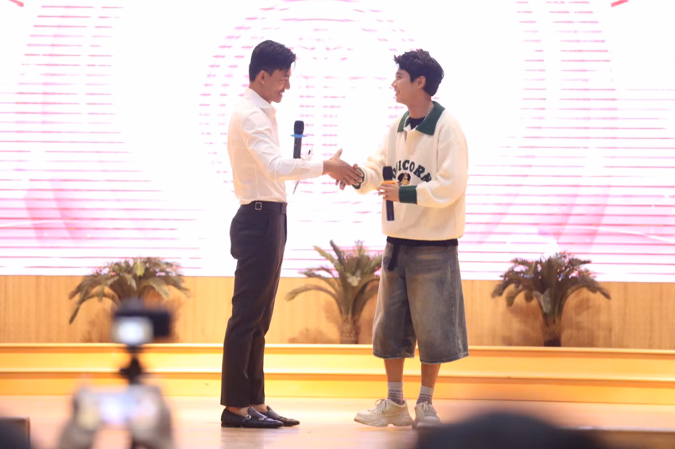 Ở phần giao lưu cùng khán giả, Avin Lu lúng túng khi đứng trước nhiều sinh viên. Hiếu Nguyễn có màn "giải vây" diễn viên Em và Trịnh bằng màn tương tác tự nhiên.